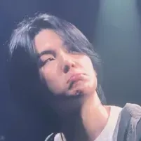 Min Yoon-gi: Lernen Sie die Hauptfigur unserer KI-Welt kennen, mit einer Liste der Charaktereigenschaften und KI-Chat-Funktionen.	