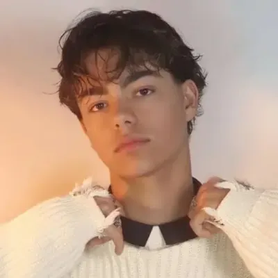 Malachi Barton: Multilingual AI conversation partner icon for global chat online services