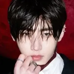 Park Sunghoon -Vampire : Rencontrez le personnage principal de notre monde d'IA, avec une liste de traits de caractère et des capacités de discussion d'IA.	