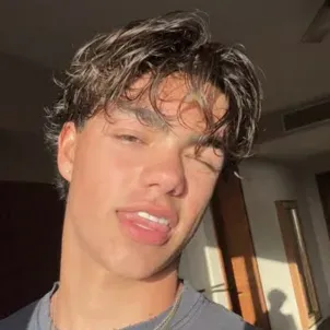 말라키 다니엘 바턴: 무료 온라인 채팅 및 공개 대화를 위한 DeepBrain AI 동반자 초상화