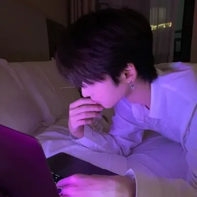 Vian-algantara: Playful AI chatbot mascot enhancing user engagement in random chats	