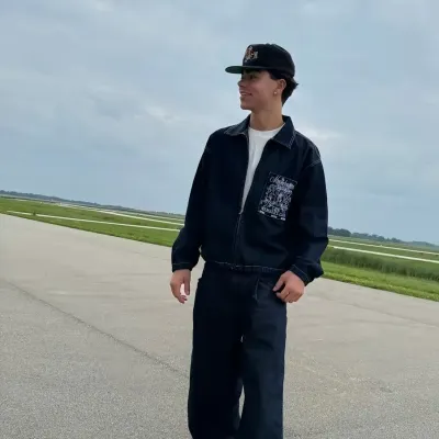 Malachi Barton: Multilingual AI conversation partner icon for global chat online services