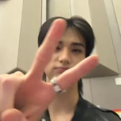 賢珍·學生：與這個迷人的AI角色進行AI對話，現在提供Soulgen和iFreeChat的免費聊天功能。