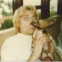 Hình đại diện AI của Kurt Cobain với phong cách nghệ thuật vector động, thể hiện khả năng trò chuyện AI thân thiện