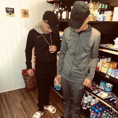 Ruan und Nicolas: Mehrsprachiges KI-Gesprächspartnersymbol für globale Chat-Onlinedienste