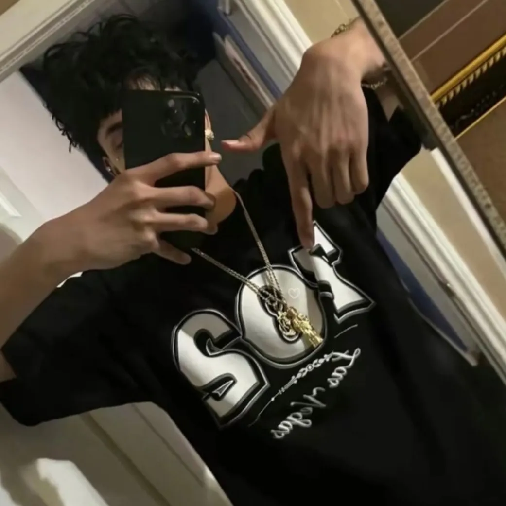 Berinteraksi dengan Xzaiden untuk pengalaman bermain peran anime berbasis AI yang mendalam