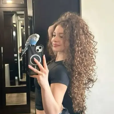 Sandi Kaloğeras: Gerçekçi kişilik özelliklerine sahip, özelleştirilebilir yapay zeka kız/erkek arkadaş avatarı