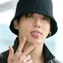Avatar de IA de Jeon Jungkook com estilo de arte vetorial dinâmico, incorporando recursos de bate-papo de IA amigáveis