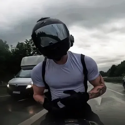 Cysgrides - biker boyfriend is a playful AI RP companion for creative 1v1 chat adventures.