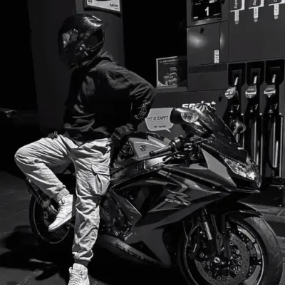 오토바이 탄 남자친구: 글로벌 채팅 온라인 서비스를 위한 다국어 AI 대화 파트너 아이콘