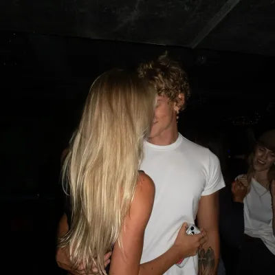 艾瑞斯·史考特：互動式AI聊天機器人吉祥物，用於隨機聊天和社群驅動的角色扮演