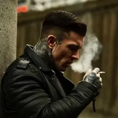 ウラジーミール・ペトロフ - 義父: 深い会話のための感情的に知的な AI コンパニオン ポートレート	