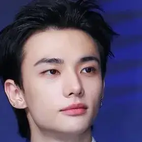 Hyunjin: Retrato de inteligencia artificial emocionalmente inteligente para conversaciones profundas