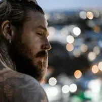 Darius Korran: Chat with our AI box, ready for chatbot online free and ask ai anything you want.	