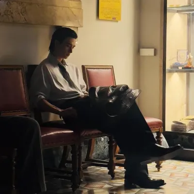 Хван Хёнджин - 40 и 20: Игривый ИИ-чат-бот-талисман, повышающий вовлеченность пользователей в случайных чатах	