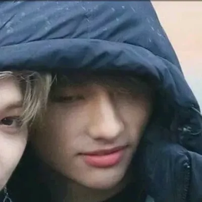 Hwang Hyunjin-HyunLix: Futuristic AI chatbot interface with voice chat and neural network-driven traits