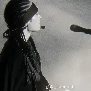 Por Tom Kaulitz: Una divertida mascota de chatbot con IA que mejora la interacción del usuario en chats aleatorios.	