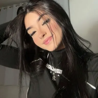 Letícia : Art de personnage de jeu de rôle d'IA sur le thème de la fantaisie pour une narration immersive