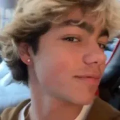 馬拉奇·巴頓：情感智能AI伴侶肖像，用於深入對話