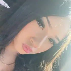 Start your 1v1 session with Alyssa, a playful roleplay AI chat bot.