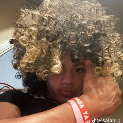 Isaiah: Ikon mitra percakapan AI multibahasa untuk layanan obrolan daring global