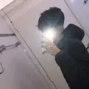 Mehrsprachiger Xavi mit Schwerpunkt auf Chat-IA-Aufgaben, neuronaler Netzwerkkern im Hintergrund sichtbar.