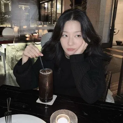 Get lost in an enchanting anime ai chat experience with Seulgi.