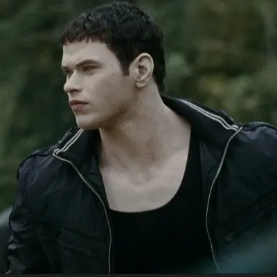 Эмметт Каллен: Эмоционально интеллектуальный портрет собеседника с искусственным интеллектом для глубоких бесед	