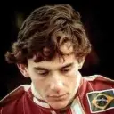 Ayrton Senna berbilang bahasa memfokuskan pada tugasan IA sembang, teras rangkaian saraf kelihatan di latar belakang.