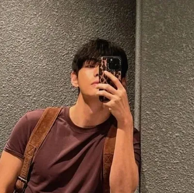 Taehyung: Kilalanin ang pangunahing karakter ng ating mundo ng AI, na may listahan ng mga katangian ng karakter at mga kakayahan sa pakikipag-chat.	