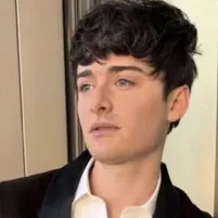 Noah Schnapp: Incontra il personaggio principale del nostro mondo basato sull'intelligenza artificiale, con elenco dei tratti caratteriali e funzionalità di chat basate sull'intelligenza artificiale.	