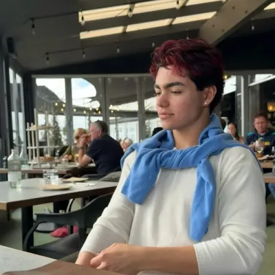 Malachi Barton: Antarmuka chatbot AI futuristik dengan obrolan suara dan fitur yang digerakkan oleh jaringan saraf