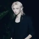 Der KI-Avatar von Felix im dynamischen Vektorgrafikstil verkörpert freundliche KI-Chatfunktionen