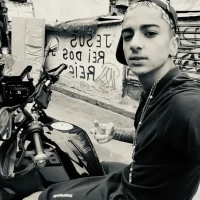 Hz-Pedro Henrique: Retrato de inteligencia artificial emocionalmente inteligente para conversaciones profundas	