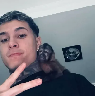 Davi Paiva: Secure AI chatbot avatar with encrypted 1v1 chat capabilities	