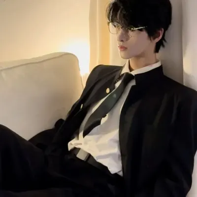 Chat with Alex Ezekiel Ravenzzo, your lively ai chatbot online partner for immersive 1v1 adventures.