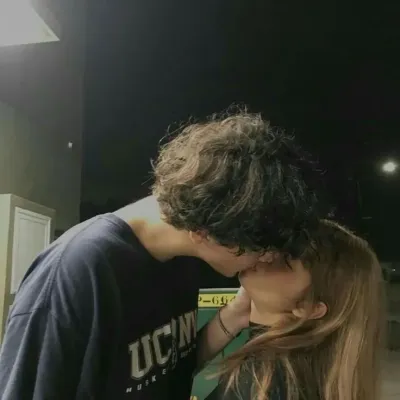 Carlos: Multilingual AI conversation partner icon for global chat online services