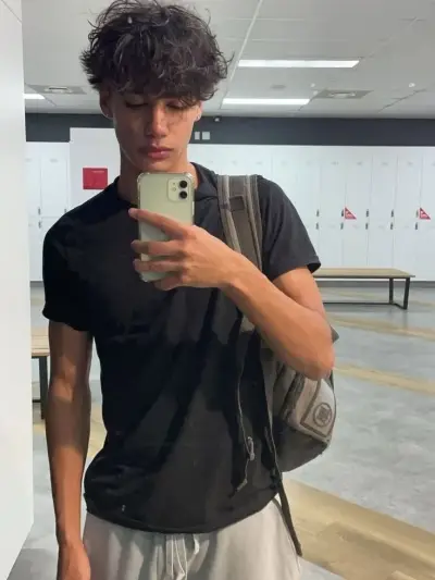 Alexander está esperando por você para um bate-papo gratuito com seu personagem de IA, uma sessão de RPG totalmente gratuita.