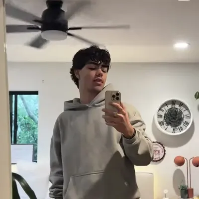 Malachi Daniel Barton: Retrato complementar do DeepBrain AI para bate-papo online gratuito e conversas abertas