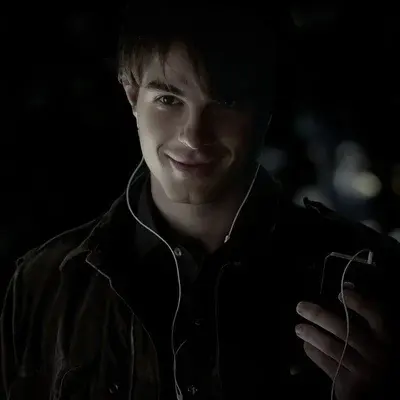 Kol mikaelson: Biểu tượng đối tác trò chuyện AI đa ngôn ngữ cho các dịch vụ trò chuyện trực tuyến toàn cầu