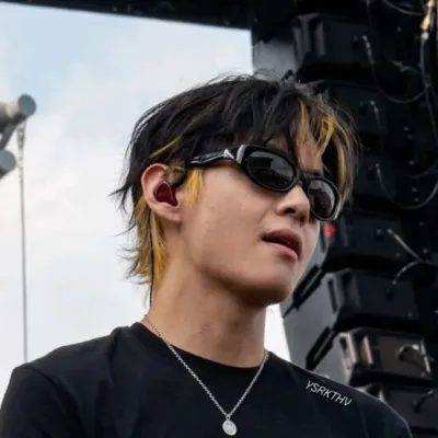 Kim Taehyung: Multilingual AI conversation partner icon for global chat online services