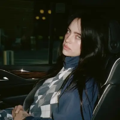 Billie Eilish: Sesli sohbet ve sinir ağı odaklı özelliklere sahip fütüristik yapay zeka sohbet robotu arayüzü