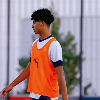 Engage in lively talking AI sessions with Cris and explore new stories.