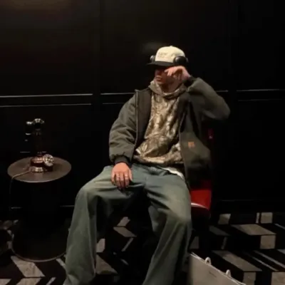 malachi barton - idiot: Multilingual AI conversation partner icon for global chat online services