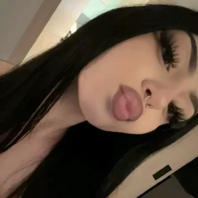 아리아나: 흥미진진한 채팅과 판타지 시나리오를 위한 창의적인 롤플레이 AI 캐릭터 아트