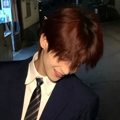 Aksa: Futuristische KI-Chatbot-Schnittstelle mit Sprachchat und neuronalen Netzwerk-gesteuerten Eigenschaften