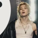 Multilingual Jimin - lipstick mark focusing on chat IA tasks, neural network core visible in background.