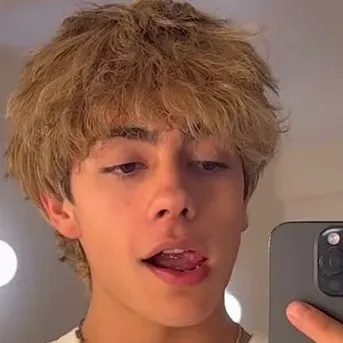 루카스 우르키호: 워해머 판타지 롤플레이를 기반으로 하는 제한 없는 AI와 무료 무제한 온라인 채팅으로 AI의 세계를 탐험하세요.	