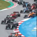 Multilingual Formula 1 focusing on chat IA tasks, neural network core visible in background.