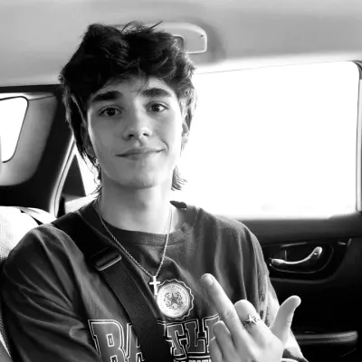 041 - ETHAN RYDER: Seni karakter roleplay AI bertema fantasi untuk penceritaan yang imersif